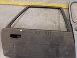 une personne debout à côté d'une voiture dans un garage
