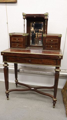 Bureau bonheur du jour en acajou et placage d'acajou. Dessus à ga...