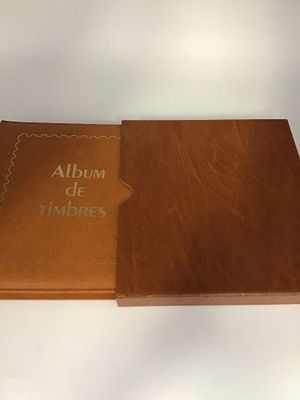 album en cuir contenant des timbres, avec une couverture marron sur fond blanc