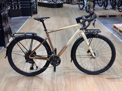 un vélo posé par terre dans un magasin