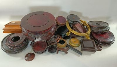 Bel ensemble d'environ 35 socles en bois de diverses tailles…