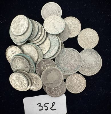 un tas de pièces d'argent sur lesquelles est collée une étiquette indiquant le prix