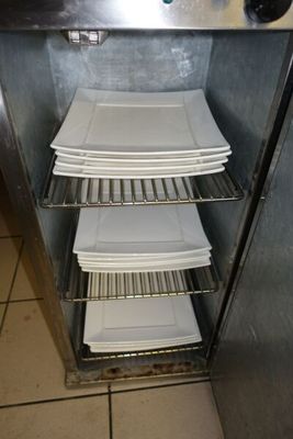 une pile d'assiettes posée sur un égouttoir dans une cuisine