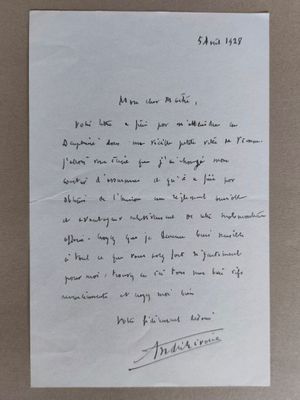 un gros plan d'un morceau de papier sur lequel on a écrit