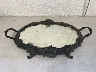 une photo d'un miroir posé sur une table près d'un mur