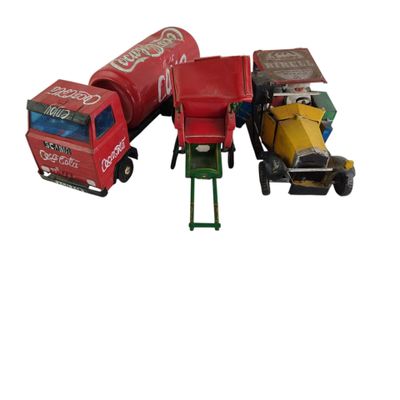 un camion jouet équipé d'une bétonnière et un camion équipé d'une bétonnière