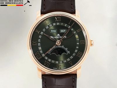 un gros plan d'une montre-bracelet au cadran vert