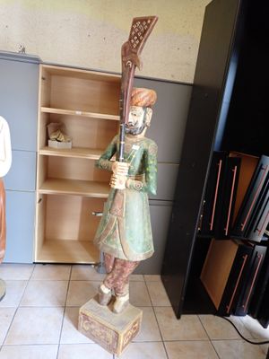 deux figurines qui se tiennent debout dans une pièce