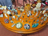 une table sur laquelle se trouvent de nombreux objets en verre