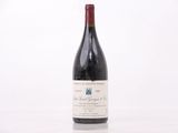 une bouteille de vin posée sur une table
