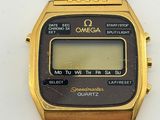 une photo d'une montre plaquée or avec un cadran noir