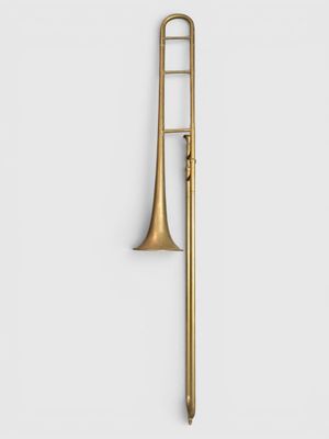 un trombone en laiton sur fond blanc