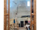 un grand miroir accroché au mur