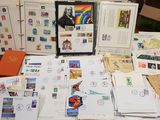 beaucoup de timbres et de cartes postales sur la table