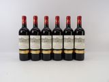 six bouteilles de vin rouge alignées