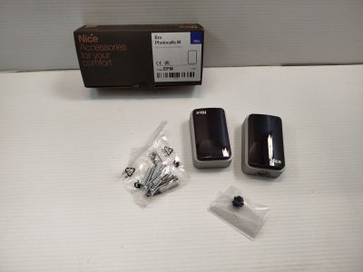 deux téléphones portables posés l'un à côté de l'autre sur une table