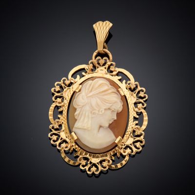 un camée ancien sculpté représentant une femme, dans un cadre en or