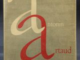 un vieux livre sur lequel figure un logo rouge et blanc
