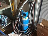 beaucoup de tuyaux et d'autres outils dans un garage
