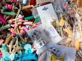une boîte pleine d'objets assortis qui se trouvent dans la boîte