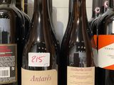 des bouteilles de vin sont alignées sur une étagère dans un magasin