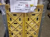 une caisse jaune sur laquelle est accrochée une étiquette, dans un entrepôt