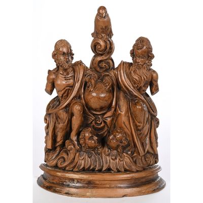 figurine en bois sculpté représentant trois enfants assis sur un globe terrestre