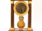 une horloge posée sur une table