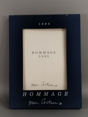 une image représentant un cadre sur lequel est inscrit le mot « hommage »