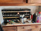 une armoire en bois sur laquelle sont posées de nombreuses bouteilles