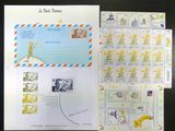 beaucoup de timbres et d'enveloppes posés sur la table