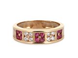 Gros plan sur une bague en or jaune sertie de rubis et de diamants