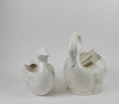 deux vases blancs posés l'un à côté de l'autre sur une surface blanche