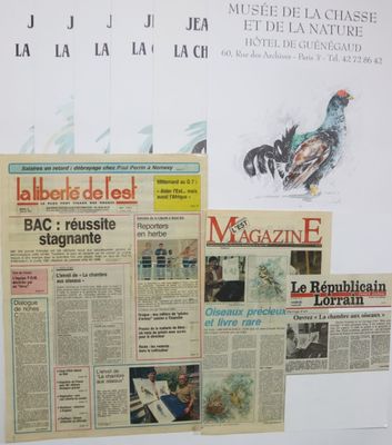 Plusieurs journaux sont accrochés au mur d'une pièce