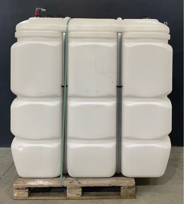 une pile de récipients en plastique blanc posée sur une palette en bois