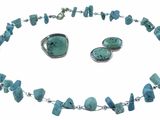 un gros plan sur un collier et des boucles d'oreilles ornés de pierres de turquoise