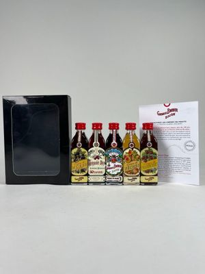 une bouteille d'alcool et une boîte de spiritueux