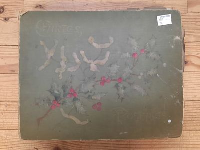 une photo d'un casque militaire posé sur une table en bois
