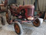 un petit tracteur qui se trouve à l'intérieur d'un bâtiment