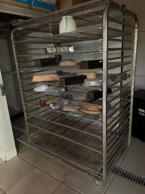une photo d'une cuisine professionnelle avec une étagère remplie d'aliments