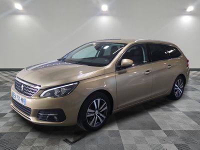La voiture dorée est garée sur un sol à damier dans le garage.