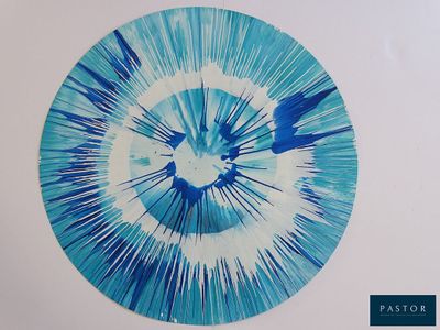 une photo d'un tableau bleu et blanc accroché au mur
