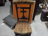 une chaise qui se trouve au milieu d'une pièce