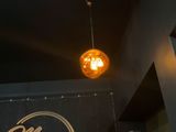 une lampe suspendue au plafond d'un restaurant