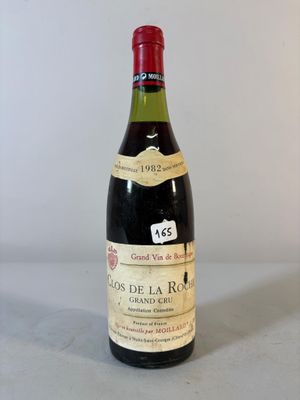 une bouteille de vin posée sur une table