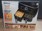 La boîte de la friteuse Ninja Foodi est ouverte et le contenu est prêt à être cuit.