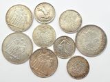 gros plan d'un paquet de pièces de monnaie sur une surface blanche