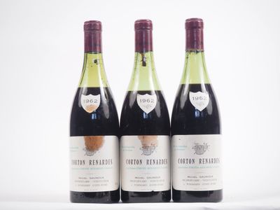 trois bouteilles de vin sont alignées sur une surface blanche