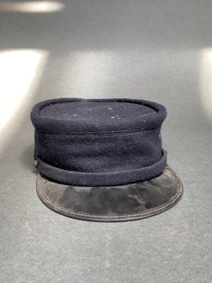 un chapeau noir posé sur une table