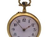 une montre de poche en or avec un cadran blanc sur fond blanc